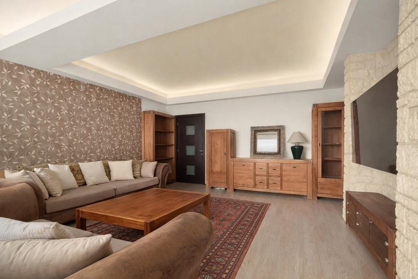 Apartament cu 4 camere semidecomandat, mobilat în Pipera