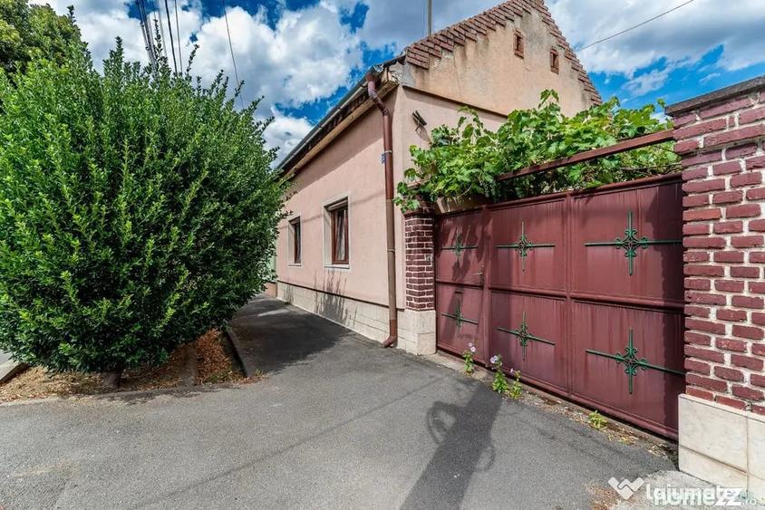 Casă cu 3 camere cu Teren 370 Mp în Central