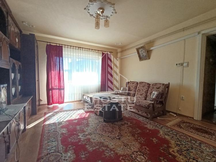 Apartament cu 3 camere decomandat, mobilat în Dâmbovița