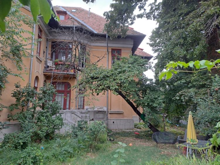 Apartament cu 9 camere circular în Cotroceni