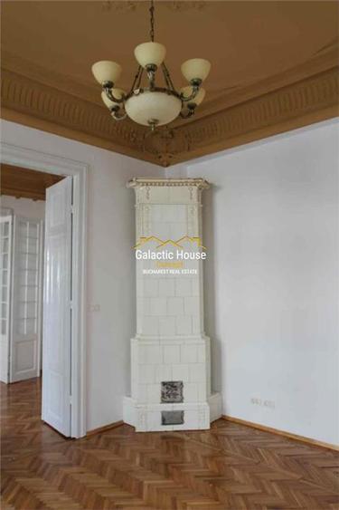 Casă individuală cu 14 camere cu Teren 320 Mp în Central