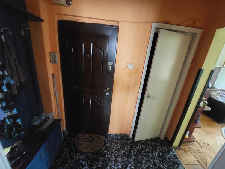 Apartament cu 3 camere semidecomandat în Iancului