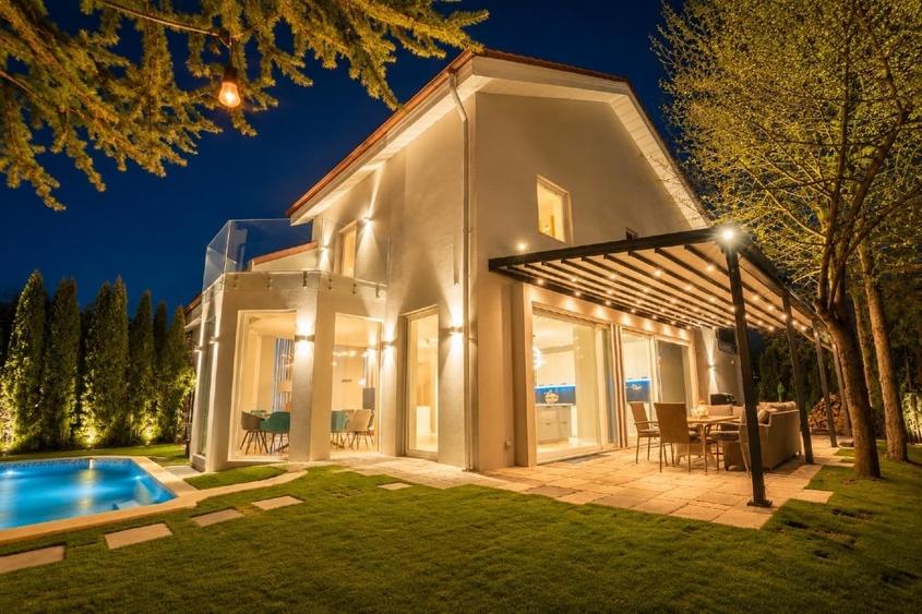Duplex cu 10 camere cu Canalizare în Central