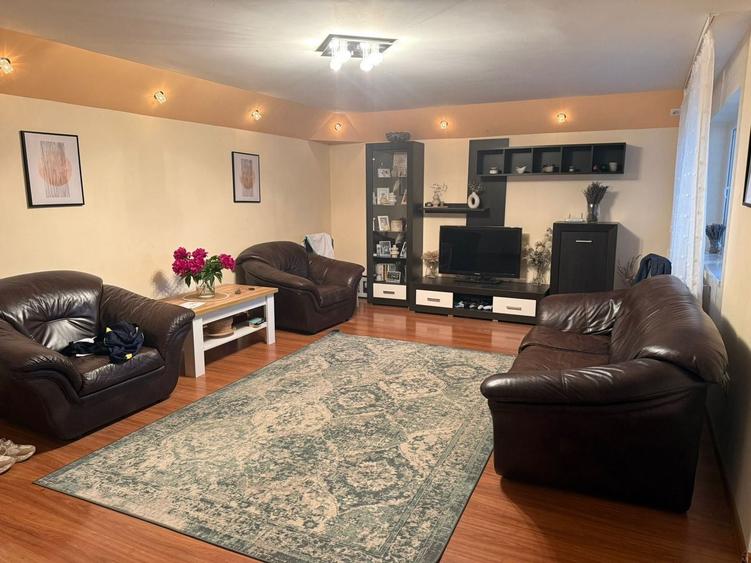 Apartament cu 3 camere decomandat, mobilat în Micro 5