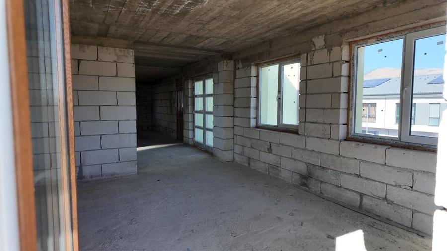 Casă cu 5 camere cu Teren 1000 Mp în Roșu