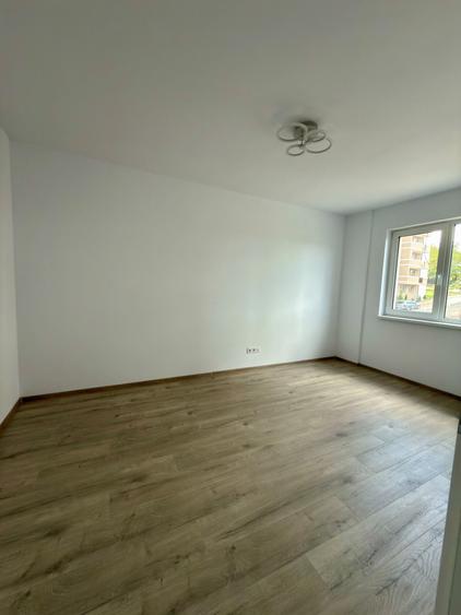 Apartament cu 3 camere semidecomandat în Florești