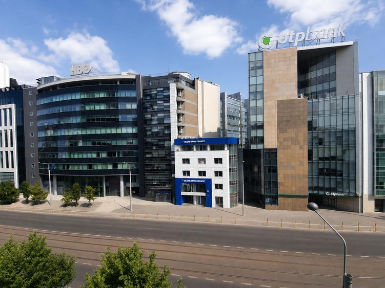 Apartament cu 4 camere semidecomandat în P-ța Victoriei
