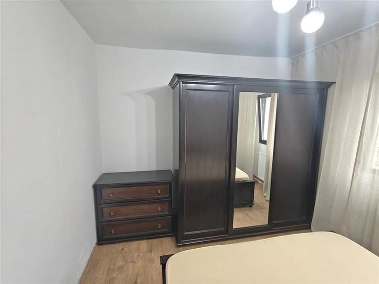 Apartament cu 3 camere decomandat, mobilat în Dacia
