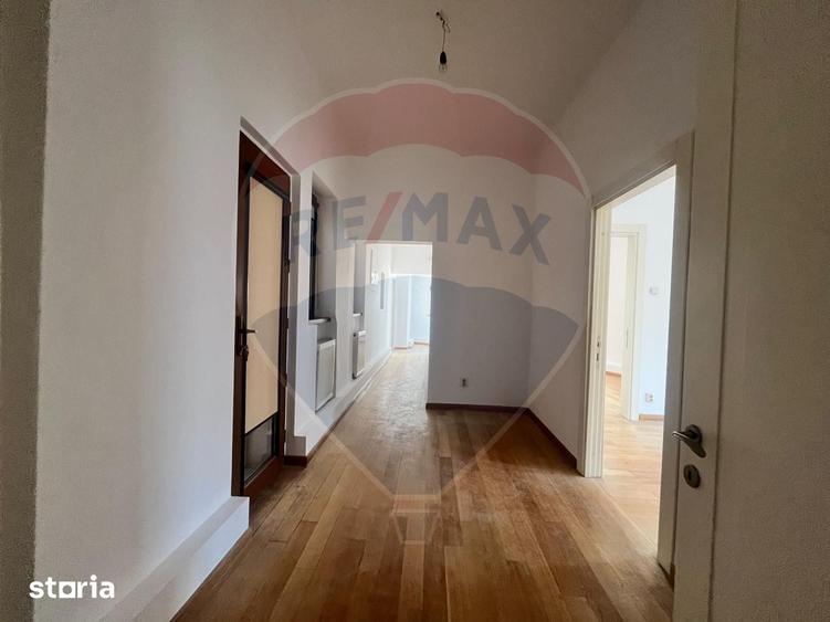 Apartament cu 6 camere în Romană
