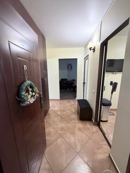 Apartament cu 4 camere decomandat, mobilat în Titan