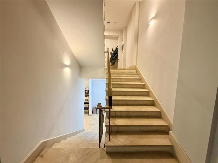 Casă individuală cu 12 camere cu Teren 200 Mp în Dorobanți