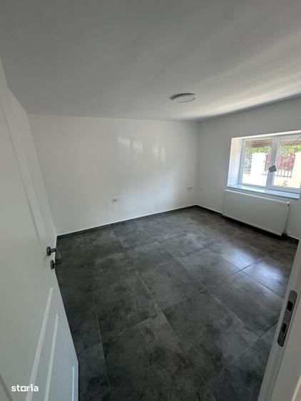 Casă cu 4 camere în Palazu Mare