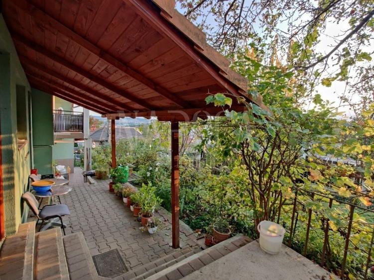 Casă individuală cu 7 camere cu Canalizare în Dâmbul Rotund