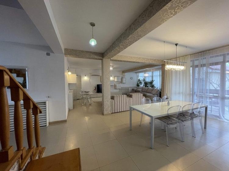Casă cu 6 camere cu Garaj în Exterior Nord