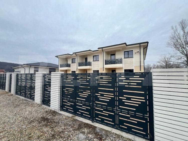 Casă cu 4 camere cu Teren 250 Mp în Leamna de Jos