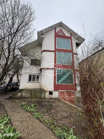 Casă cu 4 camere cu Teren 300 Mp în Central
