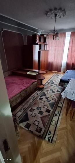 Apartament cu 3 camere semidecomandat în Podu Roș