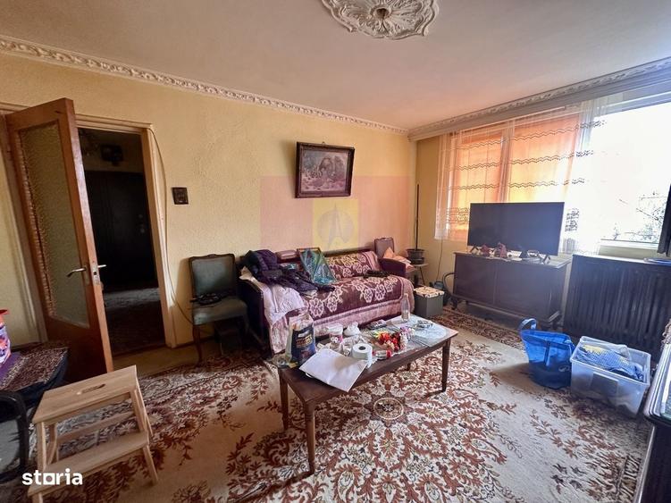 Apartament cu 3 camere semidecomandat în Rahova