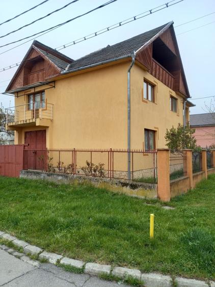 Casă cu 4 camere în Exterior Vest
