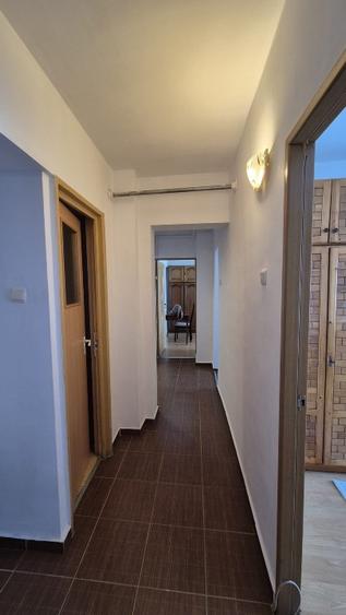 Apartament cu 3 camere decomandat în Între Lacuri