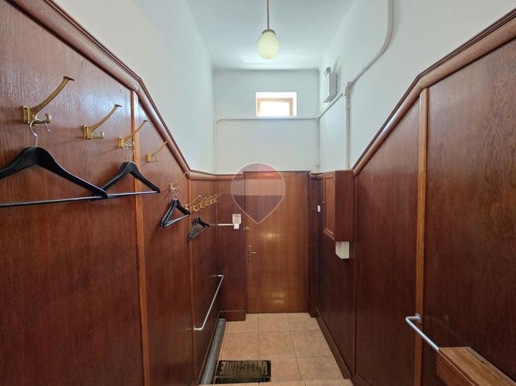 Apartament cu 3 camere semidecomandat în Dorobanți