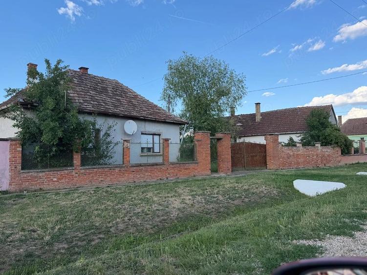 CASA DE VANZARE BOJT, Ungaria(20 km de Oradea) front stradal mare, teren 1672 MP - 1