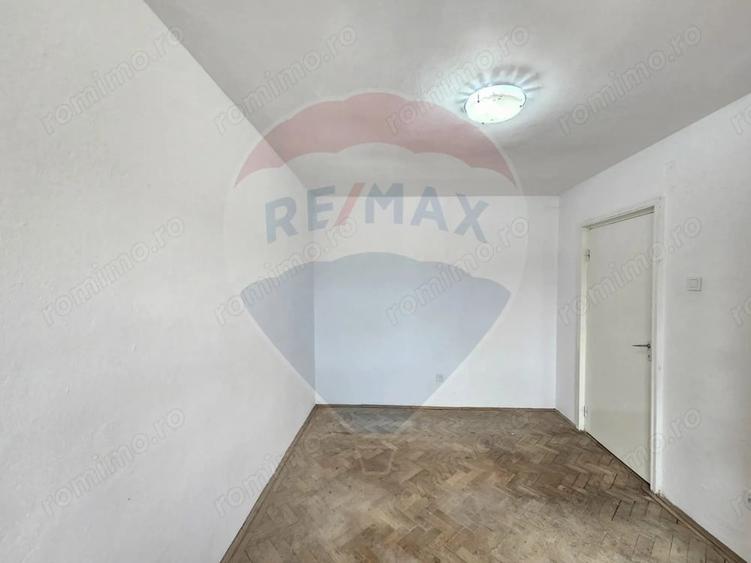 Apartament cu 3 camere semidecomandat în Central