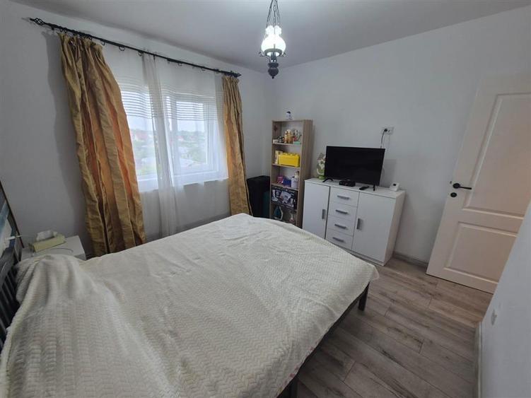 Apartament cu 3 camere decomandat în Buzaului