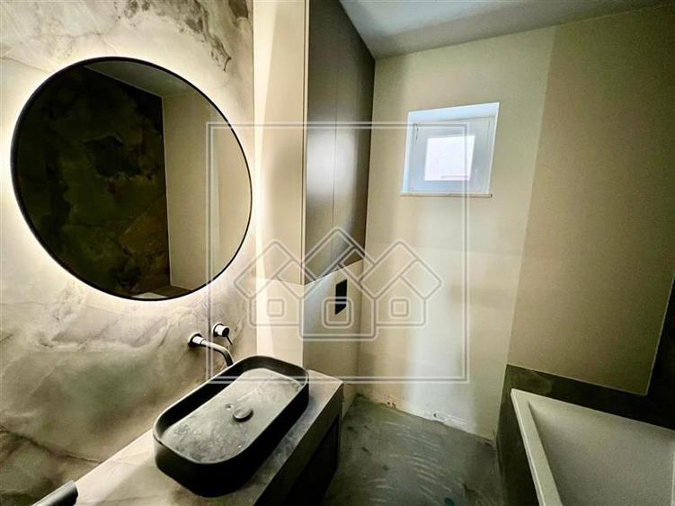 Penthouse cu 3 camere decomandat în Exterior Vest