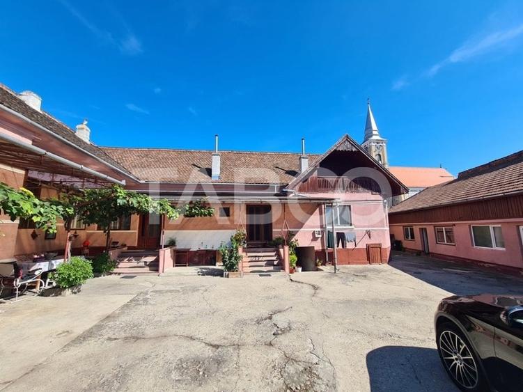 Casă individuală cu 8 camere cu Canalizare în Sebeș