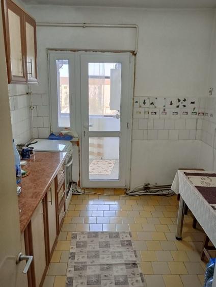 Apartament cu 3 camere decomandat în Drăgășani