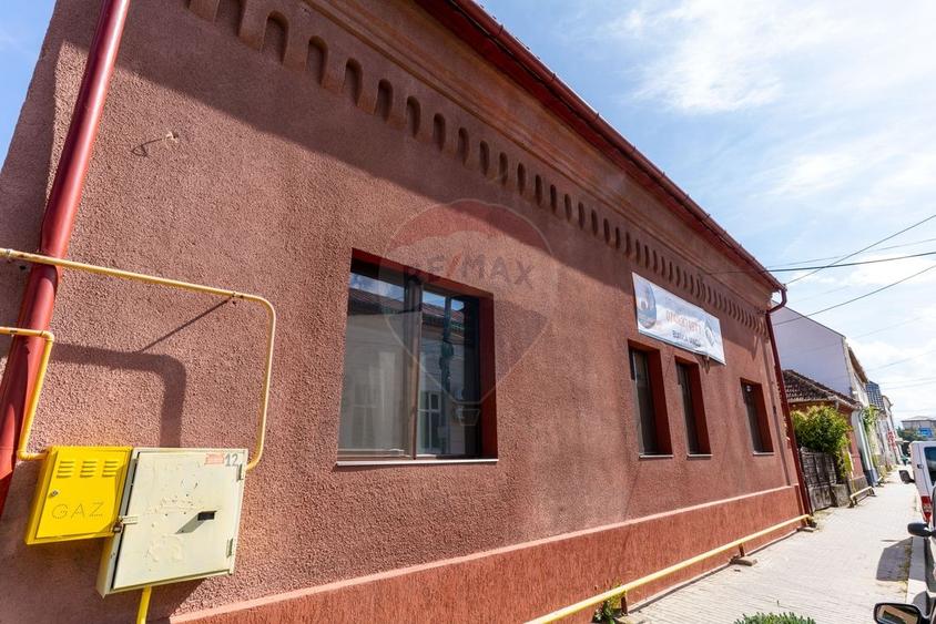 Casă individuală cu 5 camere cu Teren 302 Mp în Central