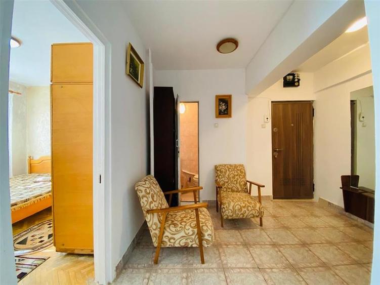 Apartament cu 3 camere semidecomandat, mobilat în Central