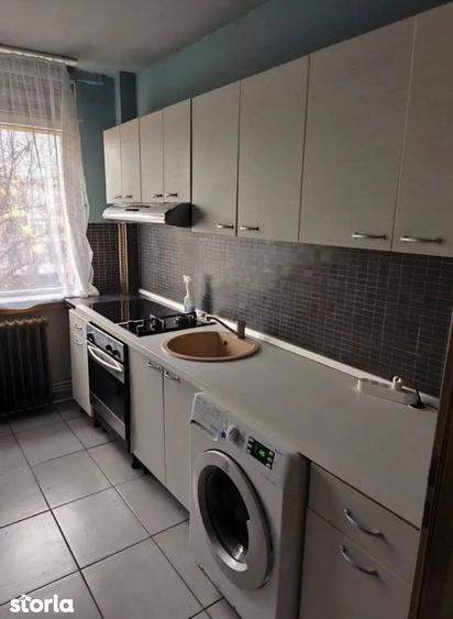Apartament cu 3 camere semidecomandat în Podu Roș