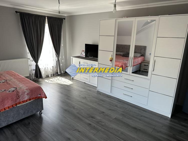 Casă individuală cu 4 camere cu Canalizare în Cetate