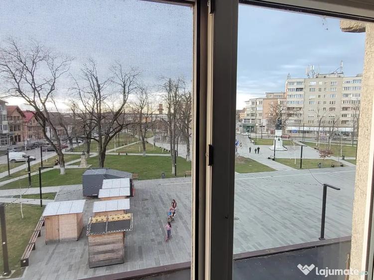 Apartament cu 4 camere decomandat în Central