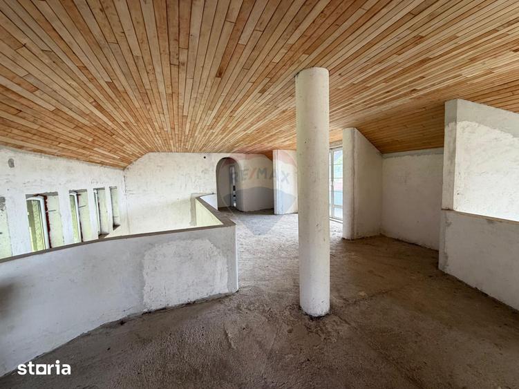 Casă cu 6 camere cu Teren 2681 Mp în Central