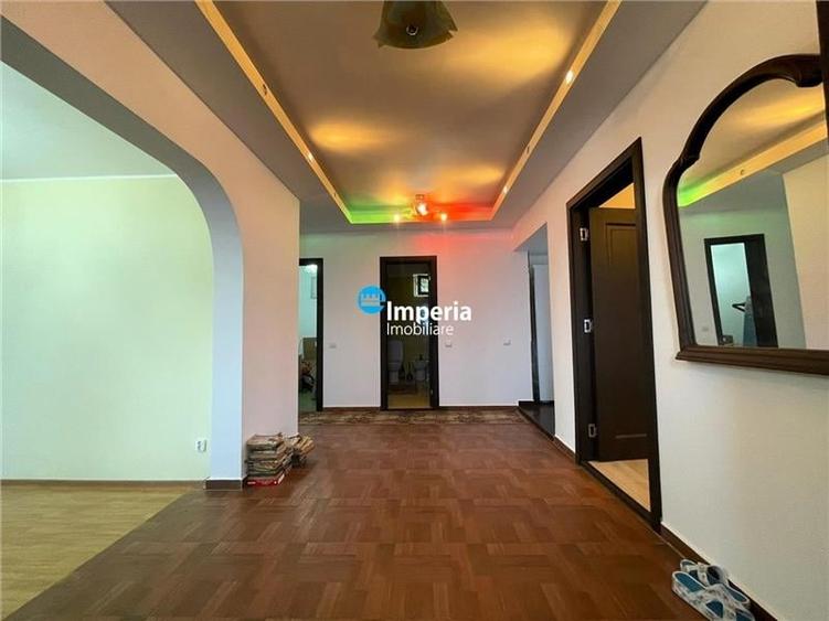 Casă individuală cu 7 camere cu Canalizare în Rediu