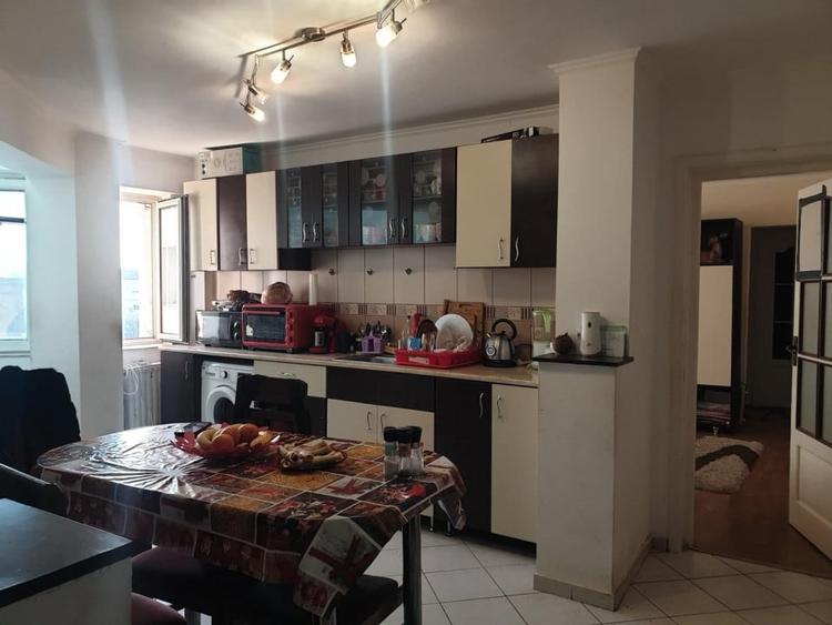 Apartament cu 3 camere decomandat, mobilat în Micro 16