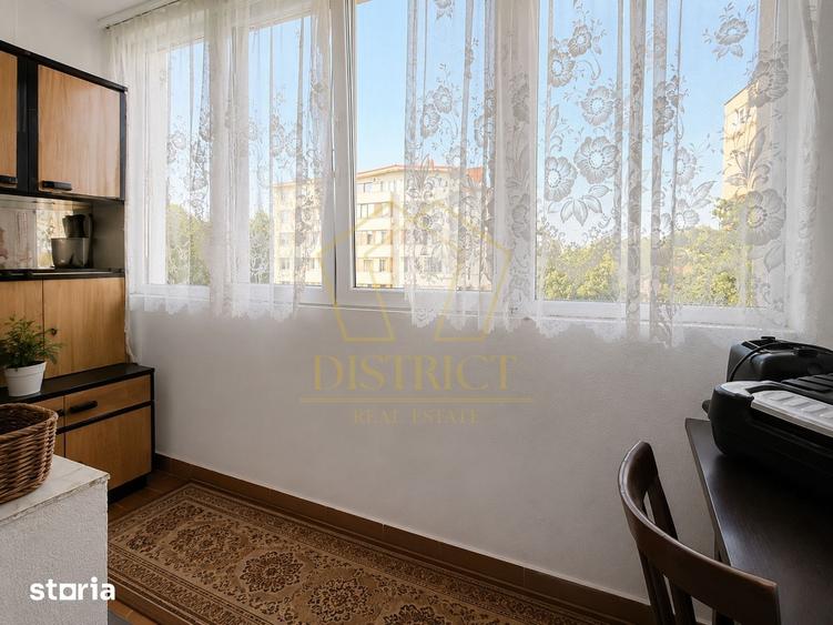 Apartament cu 4 camere decomandat în Lipovei