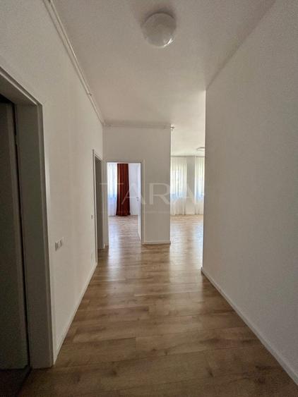 Apartament cu 3 camere semidecomandat în Florești