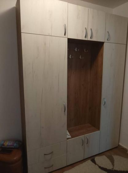 Apartament cu 3 camere semidecomandat în Berceni