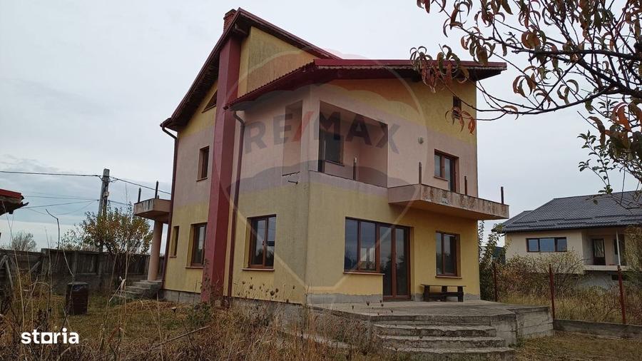 Casă cu 4 camere cu Teren 570 Mp în Săftica