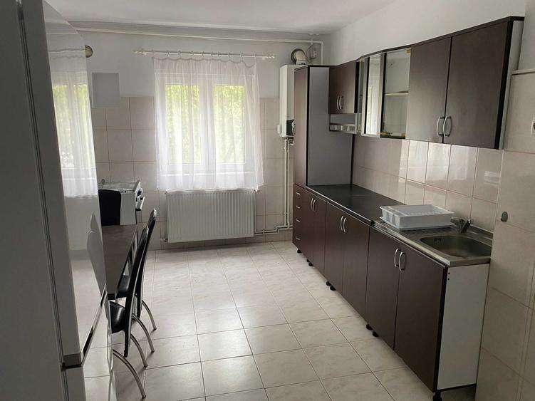 Apartament cu 3 camere decomandat în Soarelui