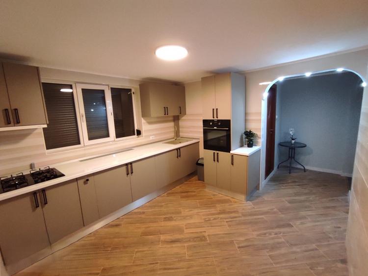 Casă individuală cu 9 camere cu Piscina în Dristor