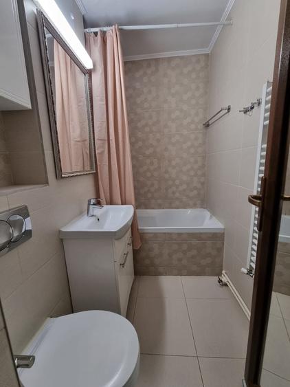 Apartament cu 3 camere decomandat, mobilat în Casa de Cultură