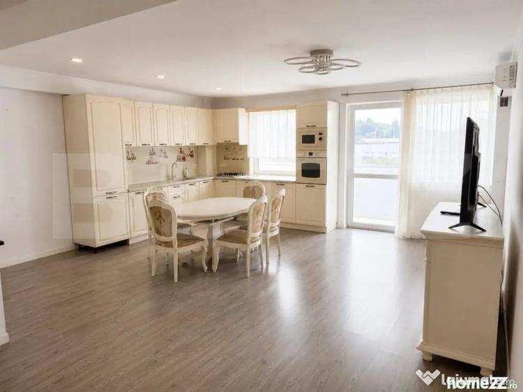 Apartament cu 3 camere decomandat în Sud