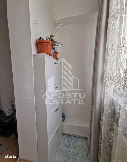 Apartament cu 3 camere semidecomandat, mobilat în Girocului