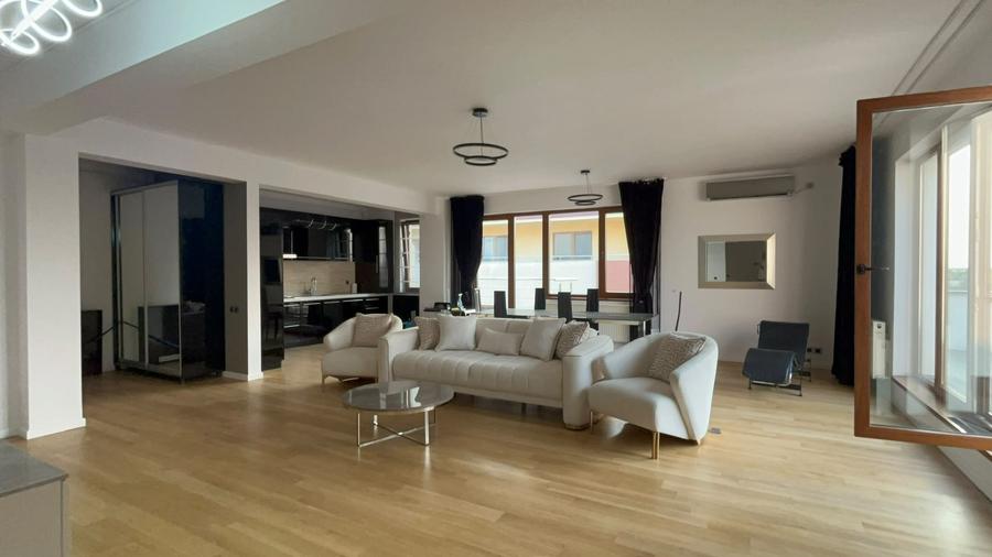 Penthouse cu 3 camere decomandat în Herăstrău