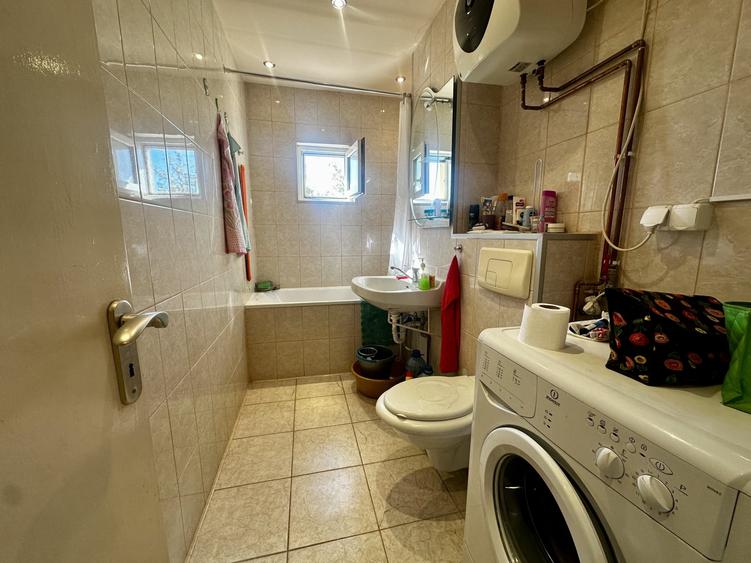 Apartament cu 3 camere decomandat, mobilat în Dâmbovița